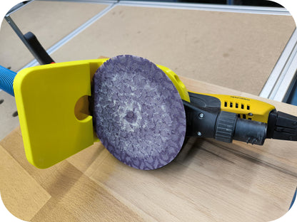 Flansch mit MIRKA DEROS in Gelb mit Sicht auf Schleifmittel