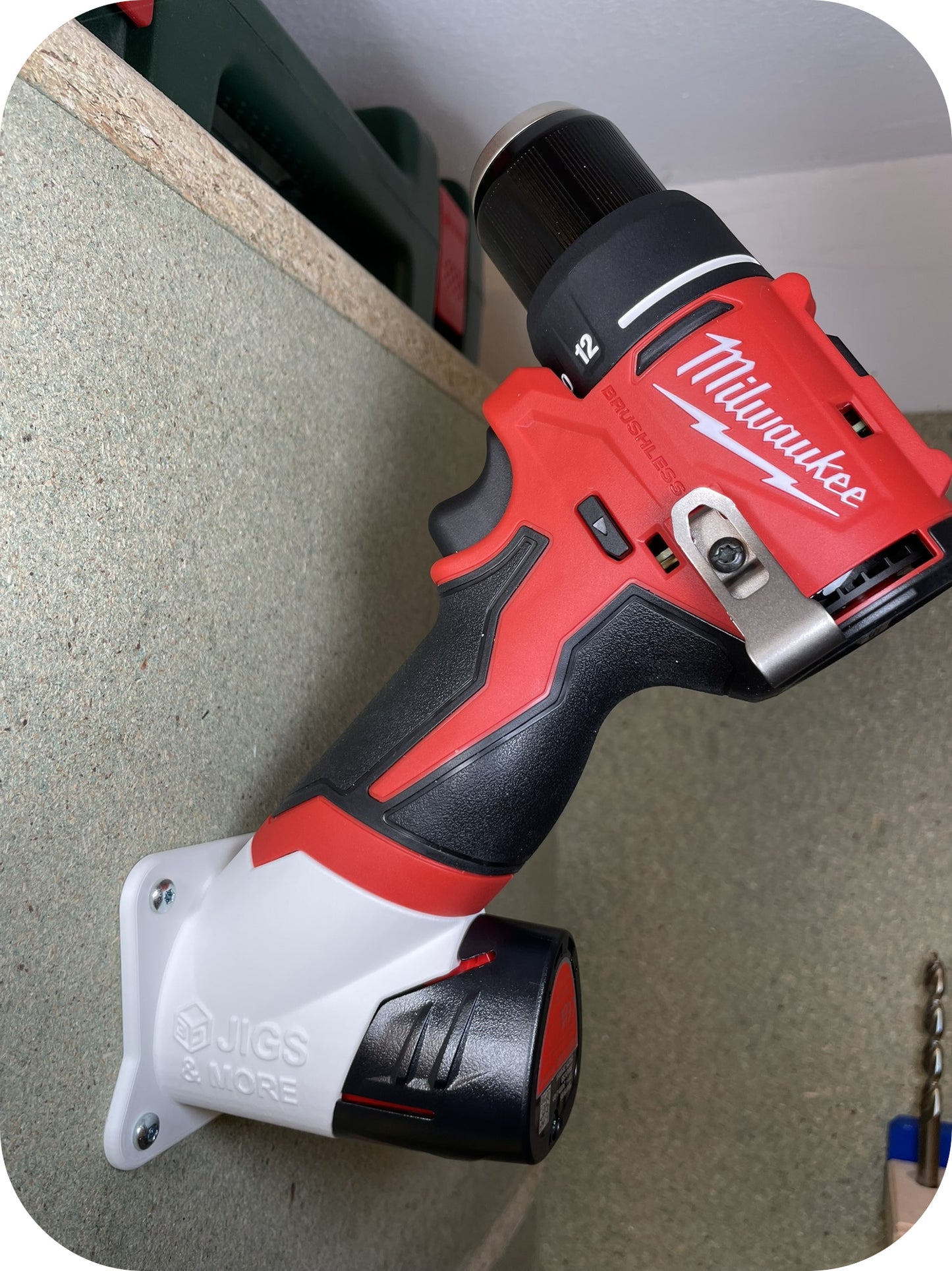 Halter für Milwaukee M12 in Weiß mit M12 Schrauber und Akku